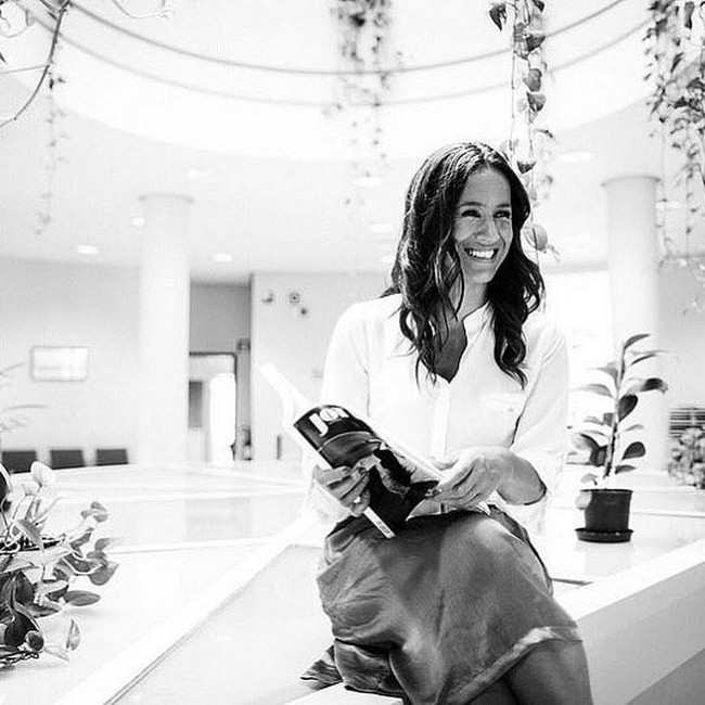 Orang-orang selalu memberhentikanku di jalan untuk bertanya apakah aku Meghan. Itu bisa jadi sangat lucu kadang-kadang. Anak-anak perempuanku sering menggodaku karena itu, ungkapnya dilansir Metro. Foto: Instagram @begonavillacis