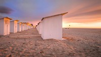 Ostend dapat ditempuh dengan mobil dari Brussles (ibukota negara Belgia) sekitar 1 jam. Kabin-kabin di pinggir pantai di Ostend, seperti di Australia ya! (iStock)