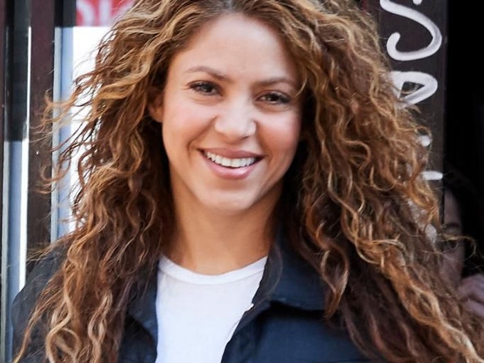 Shakira mengolok-olok mantan ibu mertua dengan pasang patung penyihir