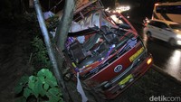Kecelakaan yang terjadi Minggu (2/6/2019) sekitar pukul 18.00 WIB itu menyebabkan bagian depan sebelah kiri truk plat nomor B 9804 VO rusak lantaran menabrak pohon.