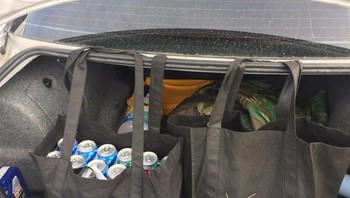 Rahasia sederhana untuk menjaga barang belanjaan tidak berjatuhan di bagasi mobil.  (Foto: Brightside)