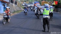 Pengalihan arus lalu lintas ini dilakukan karena ekor kendaraan yang melintas menuju Limbangan, hampir mencapai Cikaledong Nagreg, Kabupaten Bandung.