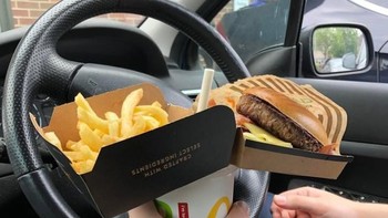 Cara nyaman makan junkfood nih. (Foto: Brightside)