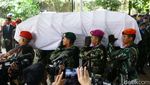Foto: Berbalut Merah Putih, Jenazah Ani Yudhoyono Diberangkatkan ke Kalibata