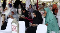 Para pelayat terus berdoa di sekitar makam.