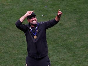 Lagi Wawancara, Klopp Kok Malah Nyanyi