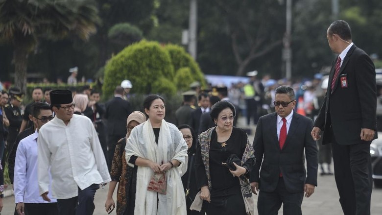 Megawati Hadiri Pemakaman Ani Yudhoyono di TMP Kalibata Megawati Hadiri Pemakaman Ani Yudhoyono di TMP Kalibata