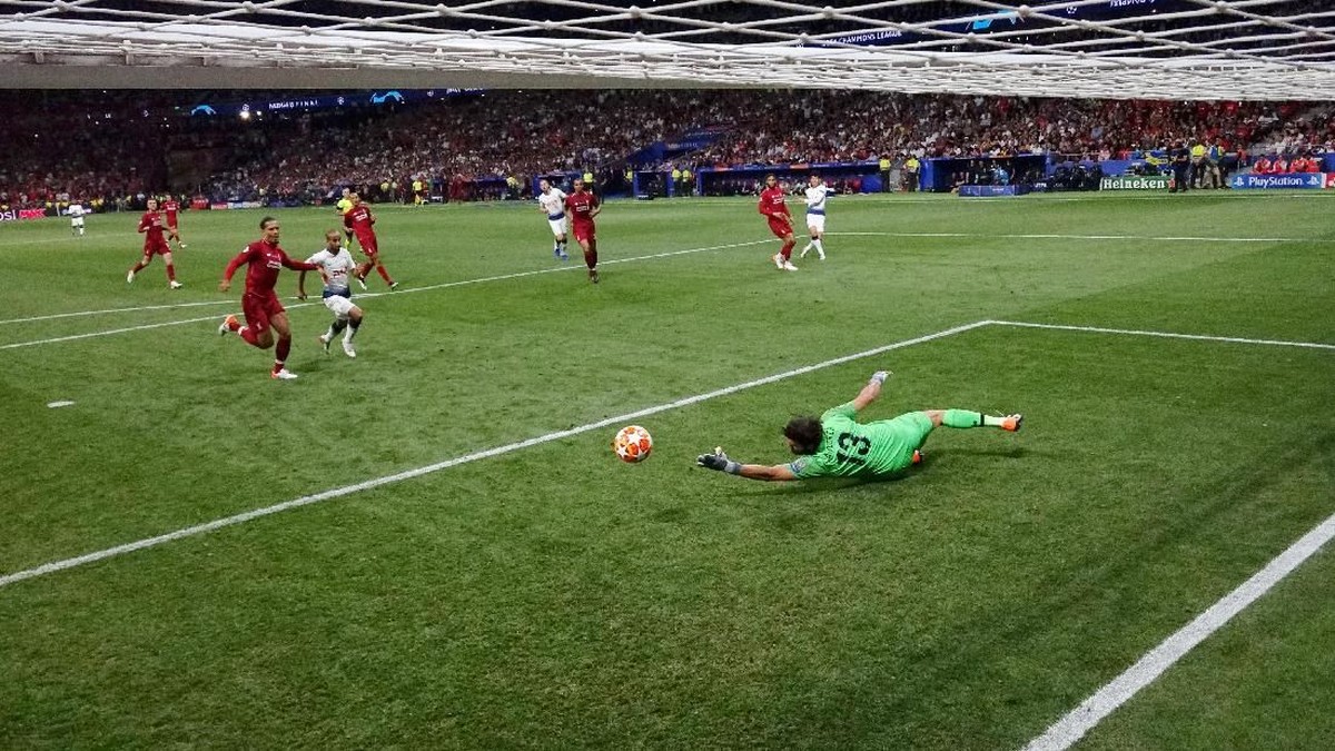 Aksi gemilan Alisson Becker dalam menjaga gawang Liverpool. (Foto: Richard Heathcote/Getty Images)