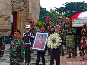 Tarzan Srimulat hingga Arumi Bachsin Hadiri Pemakaman Ani Yudhoyono