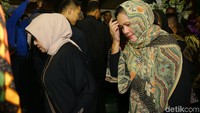 Istri dari wakil presiden Jusuf Kalla pun tampak menemani Iriana memasuki kediaman SBY di Puri Cikeas dengan pengawalan paspampres wanita. Wapres JK tak tampak menemani, ia pun dikabarkan sedang sakit.