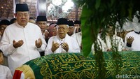 Jenazah istri Presiden RI ke-6 Susilo Bambang Yudhoyono (SBY), Ani Yudhoyono disalatkan.