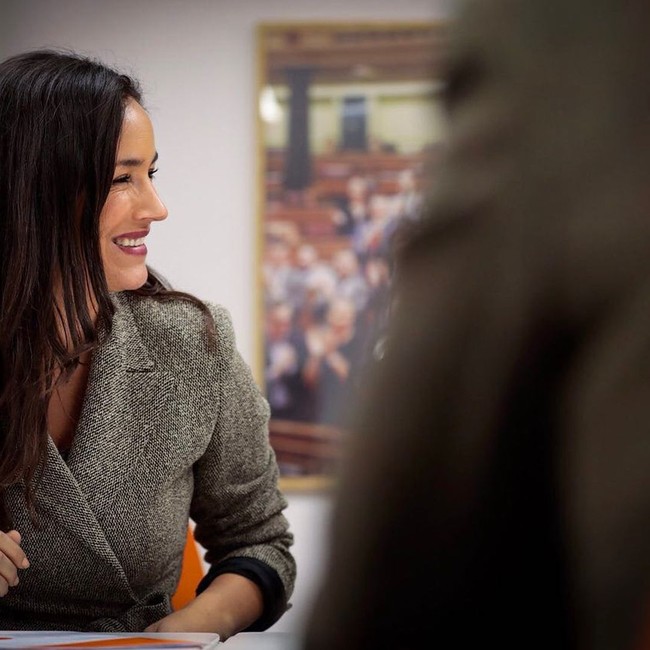 Politisi cantik itu pun melahirkan anak perempuannya, Ines, 11 hari setelah kelahiran Archie. Foto: Instagram @begonavillacis