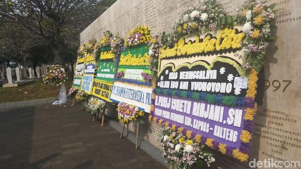 Karangan Bunga untuk Ani Yudhoyono Berderet di Taman Makam Pahlawan 