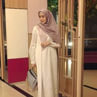 Gaya Fenita Arie berikut cocok diterapkan saat Lebaran. Gamis putih dipadukan dengan hijab dan sepatu warna terang yang senada. Sematkan bros cantik pada hijab untuk menambah sentuhan yang lebih spesial. Foto: Instagram