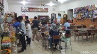 Suasana di Tahu Palasari. Tempat wisata kuliner ini sudah ada dari tahun 1973.  (Fitraya Ramadhanny/detikcom)