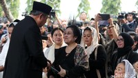 Terbaru, SBY bertemu dengan Megawati Soekarnoputri saat prosesi pemakaman istrinya, Ani Yudhoyono di TMP Kalibata, Jakarta, Minggu (2/6/2019). Keduanya pun sempat berjabat dan berbincang. (Foto: Rengga Sancaya)