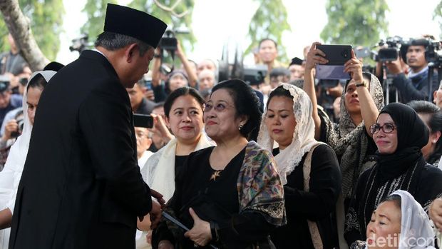 Megawati Hadir di Pemakaman Ani Yudhoyono, PD Ucapkan Terima Kasih