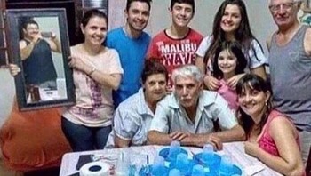 Pakai cermin supaya yang motoin bisa masuk frame. (Foto: Brightside)