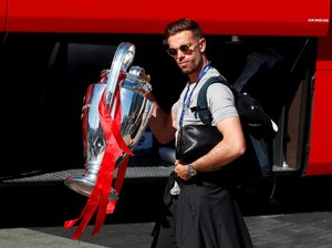 Kisah Tangis Henderson di Pelukan Sang Ayah Usai Final Liga Champions