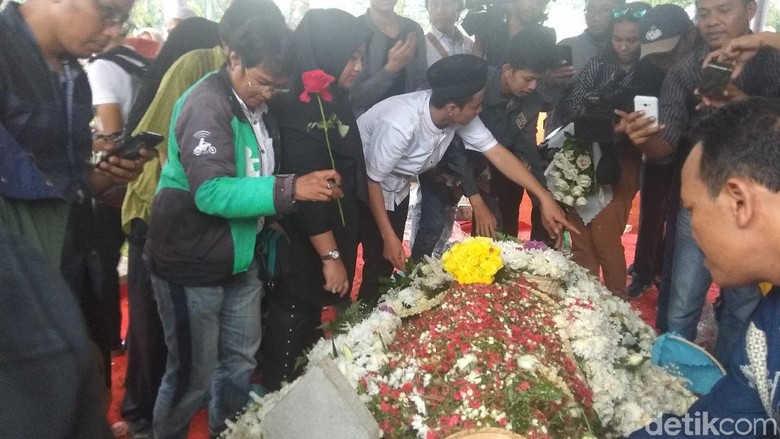 Warga Ramai-ramai Tabur Bunga di Makam Ani Yudhoyono Warga Ramai-ramai Tabur Bunga di Makam Ani Yudhoyono