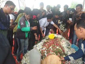 Warga Ramai-ramai Tabur Bunga di Makam Ani Yudhoyono