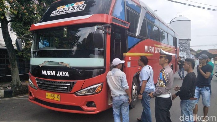 Kepolisian Polres Pandeglang terpaksa mengamankan 2 kondektur dan 1 sopir bus Antar Kota Antar Provinsi (AKAP) Murni Jaya jurusan Labuan-Kalideres.