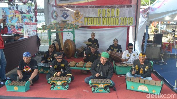 Macan Ali Kesultanan Cirebon Manjakan Pemudik dengan Alunan Gamelan