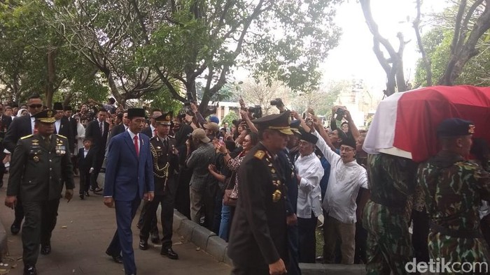 Jokowi Salami SBY, Lalu Ikut Berjalan Iringi Jenazah Ani Yudhoyono