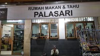Tahu Palasari beralamat di Jl Mayor Abdurachman No 153, Sumedang. Pabrik sekaligus rumah makan ini wajib dikunjungi traveler, apalagi saat momen mudik Lebaran. (Fitraya Ramadhanny/detikcom)