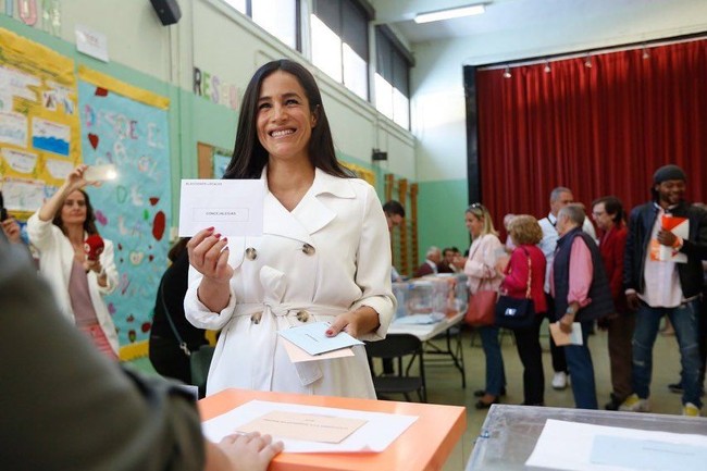 Seperti Meghan Markle, wanita 40 tahun tersebut pun baru saja melahirkan anak. Beberapa hari lalu, Begona terlihat membawa anaknya dalam kereta bayi. Saat itu, ia baru saja memberikan hak suara, salah satunya untuk pemilihan walikota yang mana Begona menjadi salah satu kandidatnya. Foto: Instagram @begonavillacis