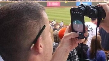 Cara nonton biar terlihat dekat memadukan teropong dan ponsel. (Foto: Brightside)