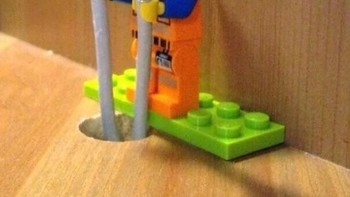 Pakai saja mainan Lego untuk menyimpan charger kabel ponsel. (Foto: Brightside)