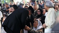 SBY juga menyalami Sinta Nuriyah.