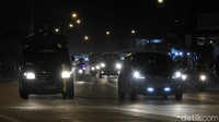 Pemudik yang mengendarai mobil maupun motor melintas di jalur Nagreg.