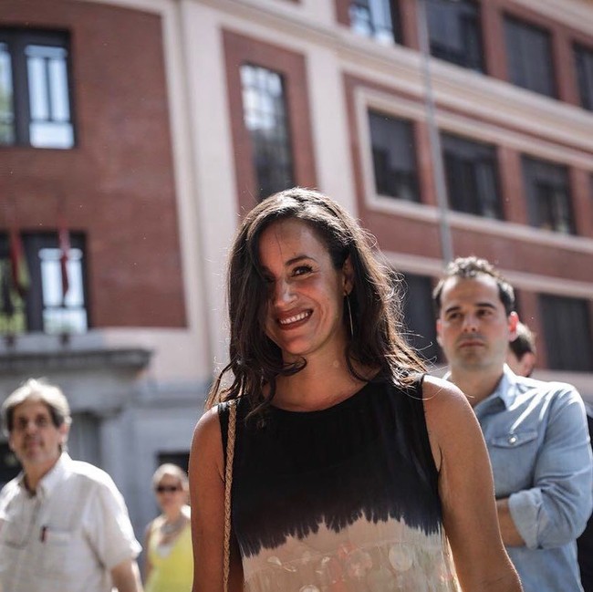 Ibu tiga anak tersebut juga pernah bercanda mengenai kemiripan tersebut di akun Twitter. Antara Istana Buckingham dan Balai Kota, aku minta maaf tapi aku akan tinggal di Madrid, tulis wanita yang juga pengacara itu. Foto: Instagram @begonavillacis