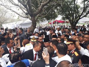Warga Rebutan Salaman dengan SBY Usai Pemakaman Ani Yudhoyono