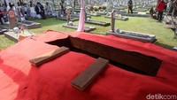 Di sekeliling liang lahat juga telah dipasangi karpet merah.