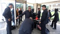 Para pelayat yang akan menghadiri pemakaman Ani Yudhoyono harus melewati metal detektor.