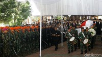 Pelepasan jenazah Ani Yudhoyono dari rumah duka di Puri Cikeas ke TMP Kalibata dilakukan secara militer.