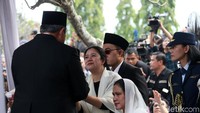 SBY juga menghampiri Puan Maharani untuk berjabat tangan.