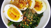 Telur rebus 7 menit ini dipadukan dengan bayam rebus, disantap hangat dengan taburan cabai kering dan bawang. Enaknya. Foto : Instagram @linatan92