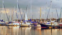 Ada banyak boat dan kapal yacht yang disewakan di dermaga Kota Ostend. Bisa mengantar turis mengarungi Selat Inggris (iStock)