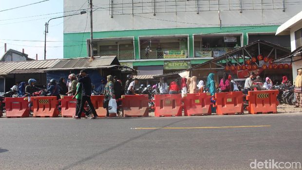 Atasi Macet, Polisi Lakukan Kanalisasi di Pasar Limbangan Garut