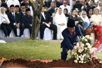 Presiden Joko Widodo meletakkan karangan bunga di makam Ibu Ani Yudhoyono 