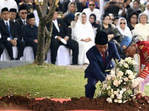Kenangan Annisa Pohan hingga Para Artis pada Sosok Bu Ani Usai Dimakamkan
