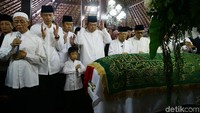 SBY, AHY, dan Ibas melakukan salat jenazah di saf paling depan.
