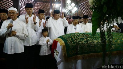 Potret Maruf Amin Imami Salat Jenazah Ani Yudhoyono di Cikeas