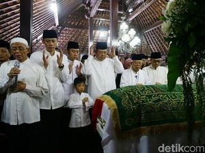 Potret Maruf Amin Imami Salat Jenazah Ani Yudhoyono di Cikeas