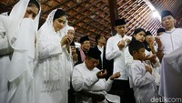 SBY dan keluarga melakukan doa bersama usai melakukan salat jenazah Ani Yudhoyono.