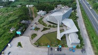 Masjid Al Safar adalah hasil dari riset teori Folding Architecture alias lipatan. Seperti origami, hasilnya adalah lekukan dan ruang berbentuk segitiga, jelas Ridwan Kamil dalam akun Instagram pribadinya @ridwankamil. (Dok Jasa Marga)
